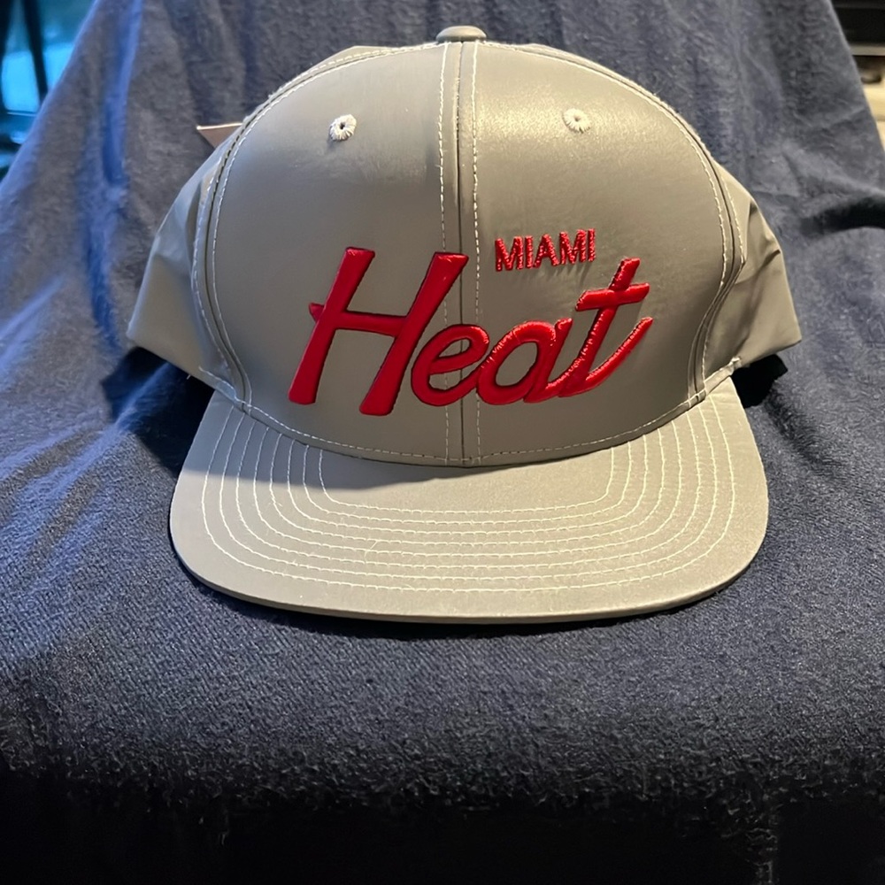 MITCHELL & NESS 3M REFLECTIVE MIAMI HEAT HAT